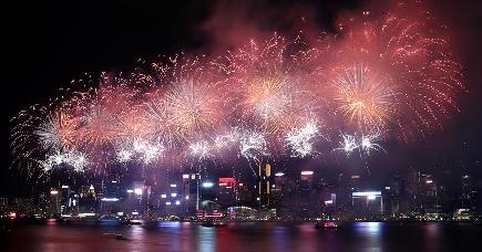 夜空に開く大輪の花　香港で国慶節を祝う花火大会