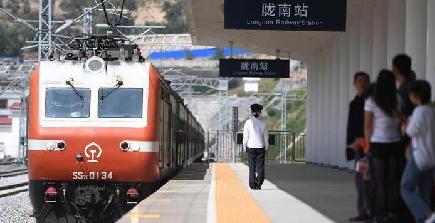 蘭渝鉄道、全線開通１周年　５００万人超輸送