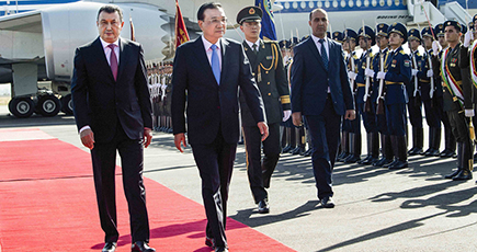 李克強総理がタジキスタン到着　ＳＣＯ加盟国首脳会議出席へ