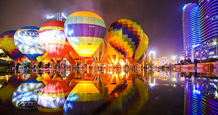 夜空に映えるカラフルな熱気球　貴州省興義市