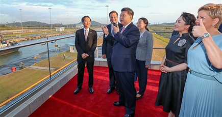 習近平主席、パナマ大統領とパナマ運河の新閘門を視察