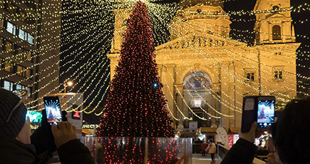 にぎわい見せるブダペストのクリスマスマーケット