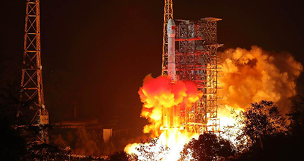中国が月探査機打ち上げ成功　人類初月の裏側軟着陸目指す