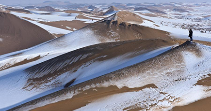砂漠に広がる雪景色　甘粛省張掖市