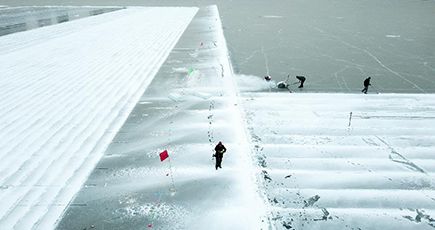 松花江から切り出される「氷雪の羽衣」　黒竜江省ハルビン