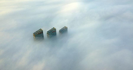 霧に浮かぶ摩天楼　江蘇省揚州市