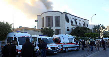 リビア外務省庁舎に襲撃、２人死亡