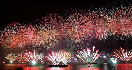 花火と音楽のショーで新年祝う　香港ビクトリア湾