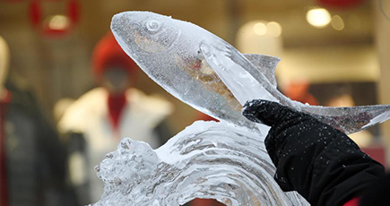 百年の歴史持つ中央大街に氷の彫刻が風情添える　ハルビン