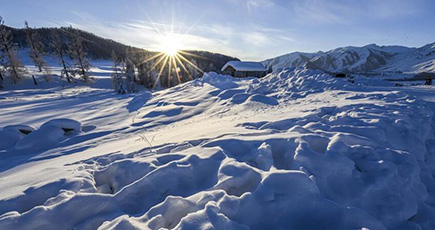 雪氷きらめく「人間界の浄土」　新疆ウイグル自治区