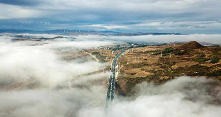 貴州省で標高が最も高い六威高速道路　正式に開通