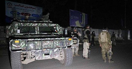 アフガンで警察署襲撃　６人が死亡
