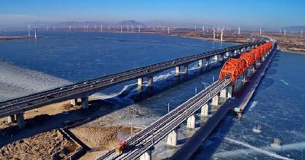 京張高速鉄道の官庁ダム特大橋　レール敷設が完了