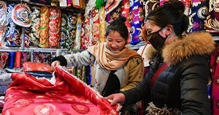 新年を前に賑わうチベット自治区の年越し用品市場