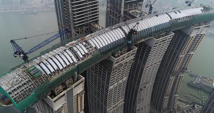 高さ２００ｍ超にある「空中デッキ」の外壁つり上げ作業が完了　重慶市