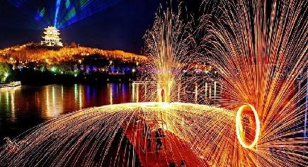 南湖公園を彩る元宵節のランタン祭り　河北省唐山市