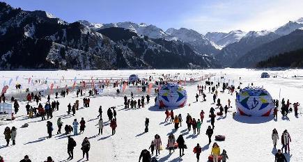冬季観光の人気高まる　新疆天池