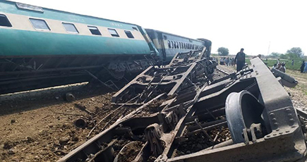 パキスタンで列車爆破　３人死亡６人負傷