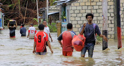 洪水の死者７９人に　インドネシア東部