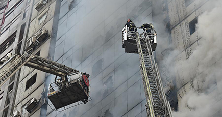 バングラ首都で高層ビル火災、少なくとも１９人が死亡