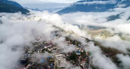 霧に包まれたメトク県　チベット自治区