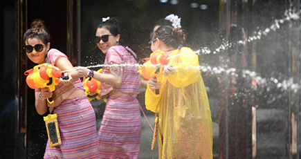 雲南省シーサンパンナで水掛け祭り