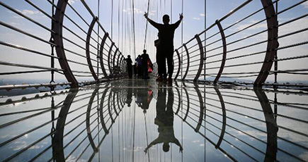 ガラスのつり橋で「空中散歩」　江蘇省江陰市