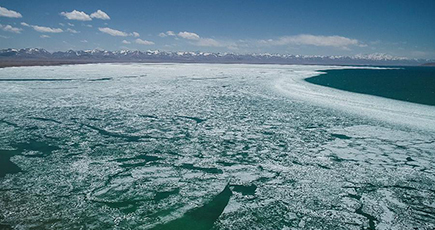 チベット自治区の湖、ナムツォの氷解けゆく