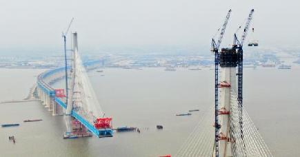 滬通長江大橋、南側主塔が高さ３００メートル超に