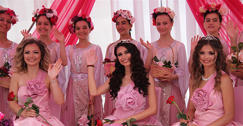 有名な「バラ祭り」開催　ブルガリア