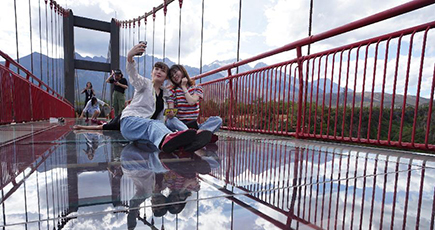 まるで空中散歩　雲南省玉竜雪山の麓に架かるガラスのつり橋