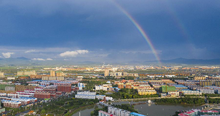 夕立後の空に懸かる二重の虹　吉林省琿春市