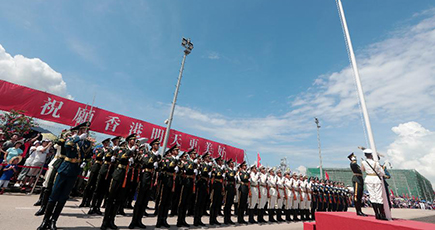人民解放軍香港駐屯部隊、海軍基地を開放　市民と返還日祝う