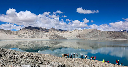 夏のパミール高原に広がる、白沙湖と雪山が織りなす風景　新疆