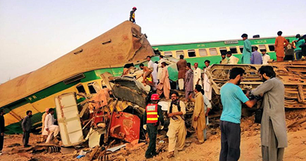 パキスタンで列車衝突　１３人死亡
