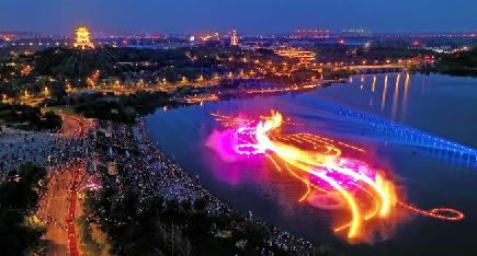 南湖で光の噴水ショー開幕　河北省唐山市