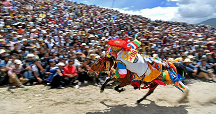 多彩な伝統競馬の技に歓声　チベット自治区ラサ市