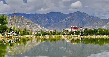 緑あふれる夏の南山公園　チベット自治区ラサ市