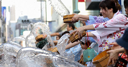 連日の猛暑に涼しさを　東京・銀座で「打ち水」イベント