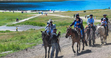 観光客でにぎわう天山大峡谷　新疆ウイグル自治区ウルムチ市