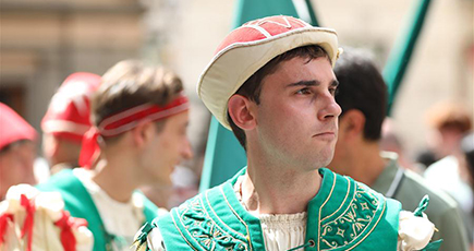 競馬祭り「パリオ」で伝統衣装パレード　イタリア・シエナ