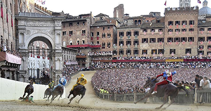 伝統的な競馬祭り「パリオ」開催　イタリア・シエナ