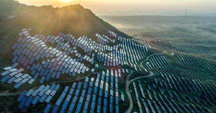 太陽光発電所建設に荒れ地を活用　河北省内丘県