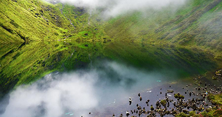 緑の山を湖面に映す神秘の湖「朗吉錯湖」　チベット自治区