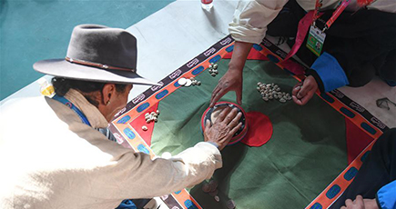 チベットの伝統的サイコロ遊戯　農牧民運動会で熱戦