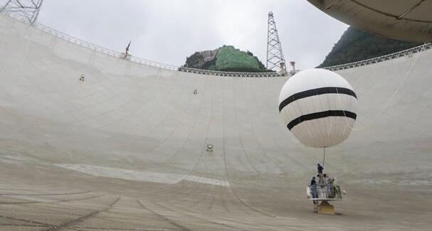巨大電波望遠鏡「天眼」にパネル点検作業員登場　風船使い重量軽減