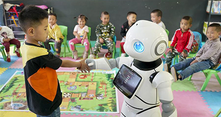新学期初日に「ロボット先生」が授業　重慶市城口県