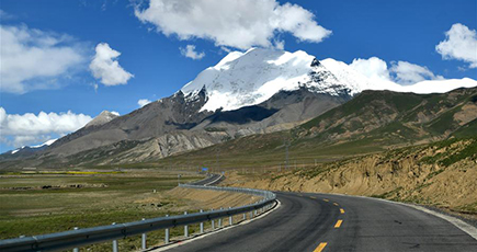 山頂から麓へと延びるカローラ氷河　チベット自治区