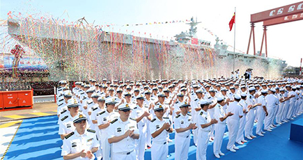 中国海軍初の強襲揚陸艦が進水