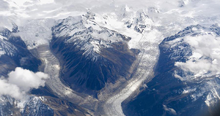 飛行機の窓から望む高原の絶景　チベット自治区